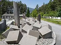 Jüdisches Denkmal mit Betonquadern und abgesägten Baumstämmen
