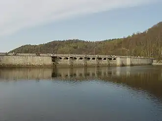Die Staumauer mit den Überläufen und der Stausee