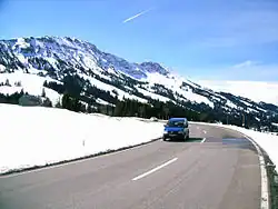 B 308 an der Passhöhe bei 1178 m, im Hintergrund Kühgundkopf und Iseler