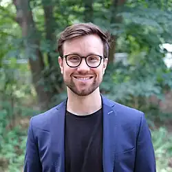 Foto von Mann im Anzug im Grünen