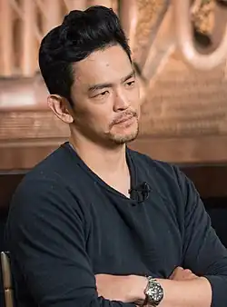 John Cho spielt John, den Vater des getöteten Tyler, und Mina Sundwall dessen Freundin Genevieve