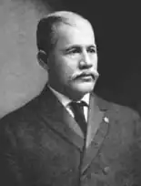 Politiker ab oberen Brustkorb von vorn in schwarzweiß.