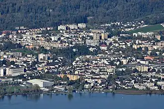 Blick vom Berg Etzel auf Rapperswil-Jona. Unten links am Ufer die St. Galler Kantonalbank Arena (2010).