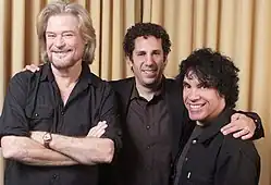 Hall and Oates mit dem TV-Produzenten Jonathan Wolfson (Mitte) (2009)