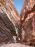Schlucht in kambrischem rotem Sandstein der Umm-Ishrin-Formation in Petra, Jordanien