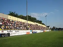 Ausverkaufte Gegentribüne des „Stade Jos Nosbaum“