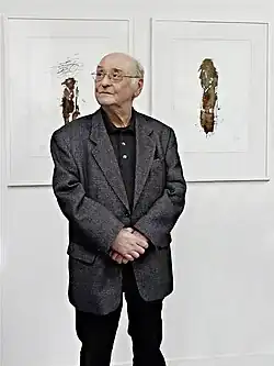 Josef Müller bei der Eröffnung seiner Ausstellung „REGARD EN ARRIÉRE“ im Künstler- und Atelierhaus der Stadt Duisburg, Goldstraße 15 anlässlich seines 80. Geburtstages.