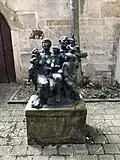 „Familiengruppe“, Bronze, 1992, Arenhaus (Marktplatz 35) in Schwäbisch Gmünd