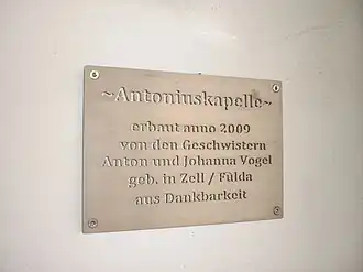 Die Widmungstafel der Kapelle beim Ebenhof