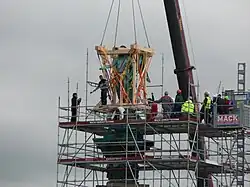 Letzte Handgriffe vor dem Lifting.