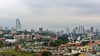 Blick auf Jundiaí, vorne: Avenida Nove de Julho