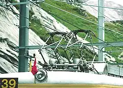 Jungfraubahn, doppelte Strom­abnehmer für die zwei­polige Dreh­strom-Fahrleitung