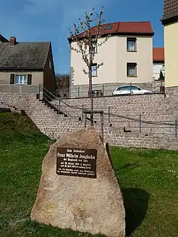 Junghuhn-Gedenkstein im April 2012. Ein etwa 1,60 Meter hoher Findling mit einer 40 × 60 cm großen Bronzetafel; dahinter die im November 2009 gepflanzte Wildkirsche.