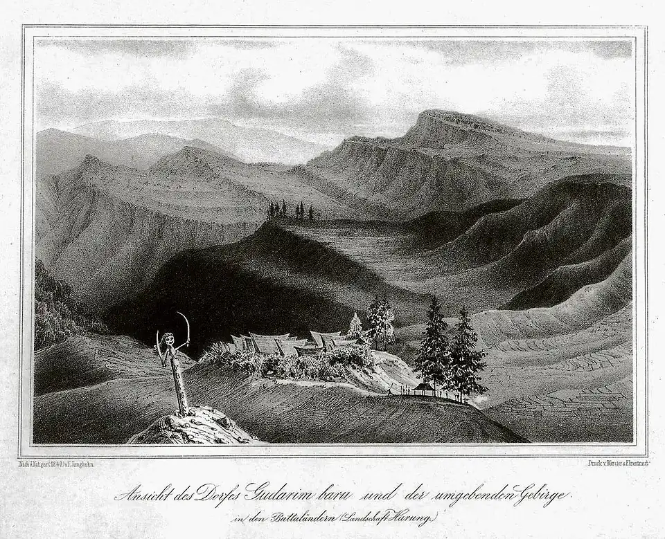 Ansicht des Dorfes Gudarim baru (Die Battaländer …, 1. Band). In diesem Dorf geriet Junghuhn in Gefangenschaft. Als Spion wurde er verurteilt, bei lebendigem Leibe verzehrt zu werden. Nur mittels einer hastigen Flucht konnte er sich und seinen Begleitern das Leben retten. Nach zwei Tagen erreichte die erschöpfte Gruppe ein Dorf mit freundlich gesinnten Bewohnern. Dort bot man Junghuhn zum Verzehr Menschenfleisch an, von zwei Gefangenen, die tags zuvor getötet wurden. – Vgl. Franz Junghuhn: Die Battaländer auf Sumatra. 1. Band, Fußnote S. 249–250; ausführlicher in: Die menschenfressenden Battaker. Etwas aus Junghuhn's Reise durch Java und Sumatra. In: Der Freihafen, 5. Jg., Altona 1842, S. 109–119. PDF-Datei: books.google.de.[163]