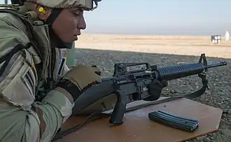 Nachdem das Magazin entfernt wurde, zieht der Schütze den Spannhebel zurück, um die Patrone aus dem Patronenlager zu entfernen. Erst danach ist die Waffe ungeladen.