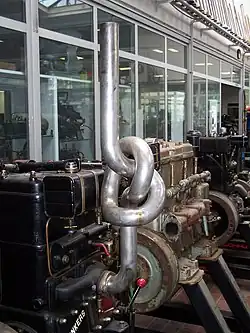 Junkers-Motor mit einem sehr speziellen Auspuff, eine Spezialanfertigung für Fritz Hochhut