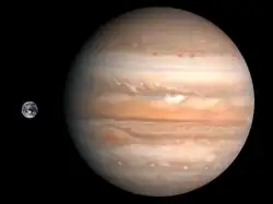 Größenvergleich zwischen Erde (links) und Jupiter