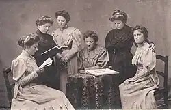 Frauen der Künstlerfamilien: Gisela Moroder Vallazza, Maria Moroder Schmalzl, Filomena Moroder, Adele Moroder, Carlina Moroder Scurcià und Aurelia Moroder Langer 1908