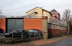 Das große Tor der Justizvollzugsanstalt