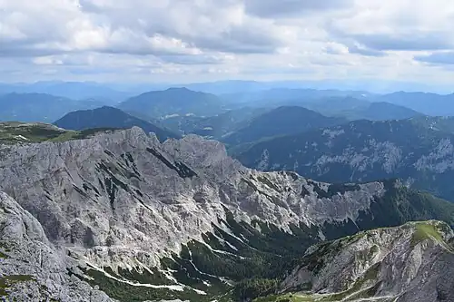 Blick vom G'hacktstein nach Süden auf die westlichen Ausläufer der Karlalm mit v. l. n. r. abfallend Käfereck, Festlbeilstein und Reidelsteinriedel