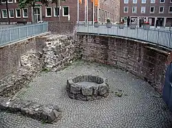 Rathausplatz, Brunnen (3. oder 9. Jahrhundert)