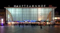 Bahnhofsvorplatz und Empfangsgebäude des Kölner Haupt­bahnhofs bei Nacht (2010)