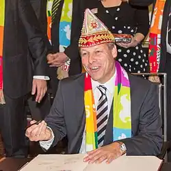 Ritterbach trägt sich nach der Unterzeichnung des Sessionsvertrages 2014/15 als Präsident des Festkomitees Kölner Karneval in das Gästebuch der Stadt Köln ein.