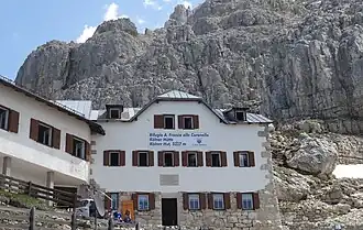Kölner Hütte vor dem Rosengartenmassiv