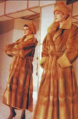 Mäntel aus gefärbten Fellen, mit Persianer-Besätzen (1986)