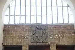 Wappenschild des Königstors über dem Mitteleingang in der Bahnsteighalle des Stuttgarter Hauptbahnhofs.