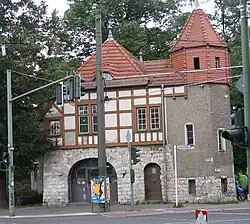 Umformerwerk mit Wartehäuschen am Platz des 23. April