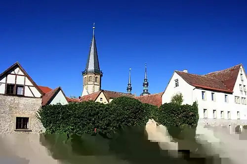 Der Küchengarten von Weikersheim mit der Stadtmauer, im Hintergrund die Kirche St. Georg