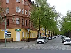 Blick auf die Hausecke Kühleweinstr./Pankower Allee mit einer Moschee darin