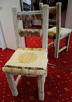 Stuhl mit Nerz- und Zobelstücken (Francis Overmann, Dortmund, ca. 1996)