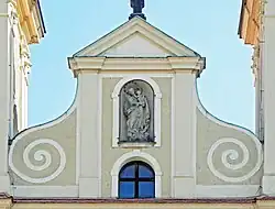 Mittelgiebel mit Marienstatue