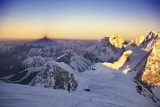 Blick vom K2; Kharut-Kangri-Südgipfel halblinks im Vordergrund