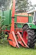 Im Heckkraftheber eines Traktors angebauter Feldhäcksler