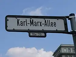 Straßenschild der Karl-Marx-Allee in Berlin