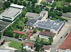 Luftaufnahme des Firmengeländes mit dem gesamten Firmengebäude der Kolberg Percussion GmbH in Uhingen.