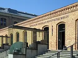 Alte Ofenhalle mit Schauvitrinen
