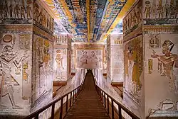 Vorhalle mit vier Säulen