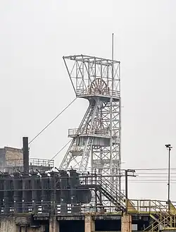 Schacht Jan III mit einem Teil des Koksofens der benachbarten Kokerei