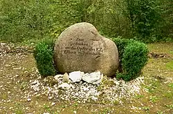 Der 1989 aufgestellte, erste Gedenkstein für die Opfer am früheren Standort des Krematoriums