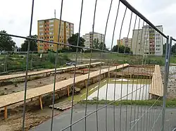 Mit Holzdächern provisorisch vor Witterung geschützte Fundamente, 2017