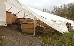 Die als Blockbergung stückweise gesicherten Fundamente des ausgegrabenen Blocks 4, 2017