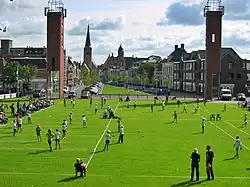 Blick auf Franeker vom Sjûkelân, dem Kaatsen-Stadion, aus