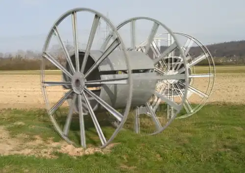 Kabelrollen auf einem Feld zur Veranschaulichung der Querdisparation