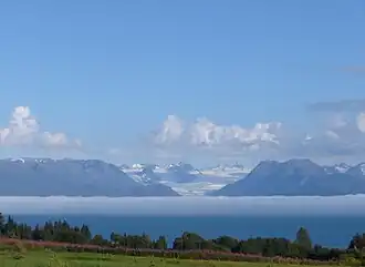 Blick über die Kachemak Bay auf den Grewingk-Gletscher