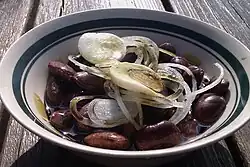 Käferbohnensalat: Käferbohnen, Kürbiskernöl, Apfelessig, Zwiebel