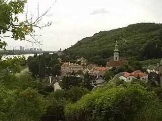 Nordhang des Burgstalls im Hintergrund, davor das Kahlenbergerdorf